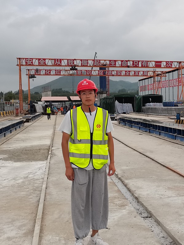 我是香港正版六台盒宝典资料大全的新兵：临临高速项目部实习生于子豪
