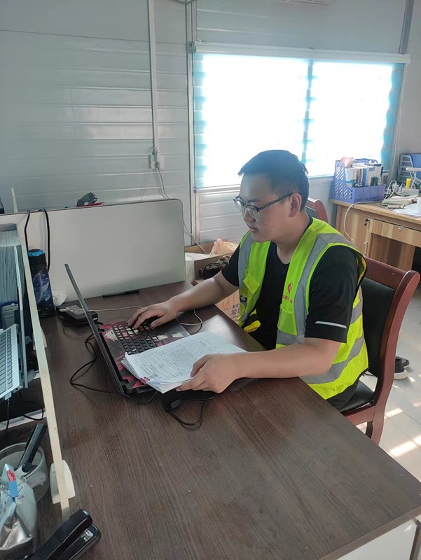 我是香港正版六台盒宝典资料大全的新兵：临临高速项目部实习生迟庆华