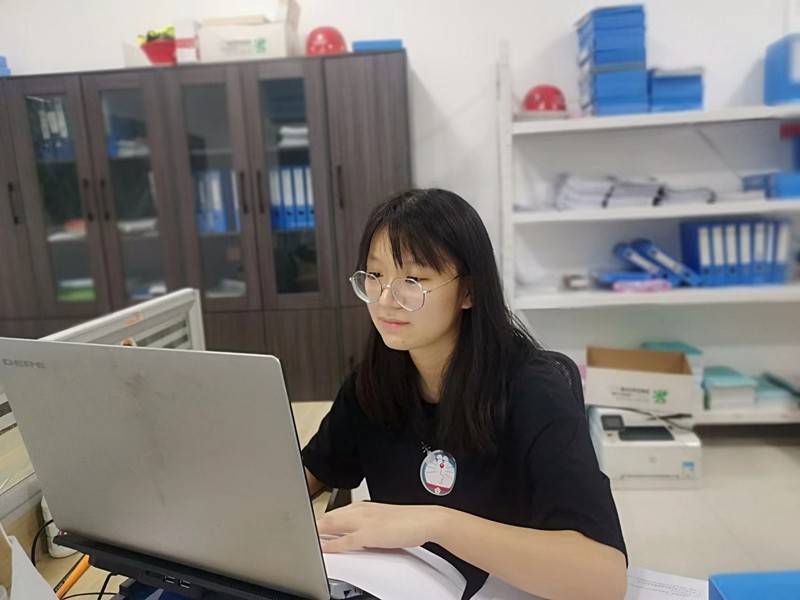 我是香港正版六台盒宝典资料大全的新兵：临临高速项目部新员工李慧洁