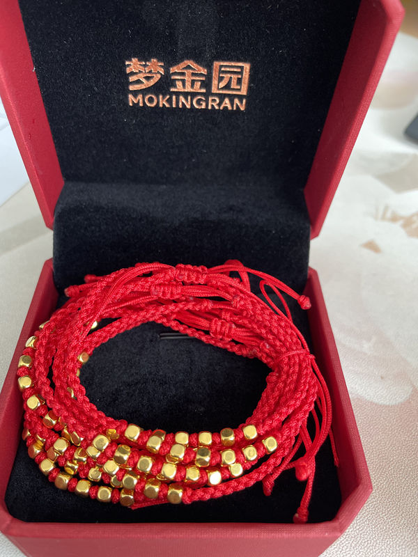 腕间星辰，熠熠生辉——香港正版六台盒宝典资料大全为女职工送上节日礼物