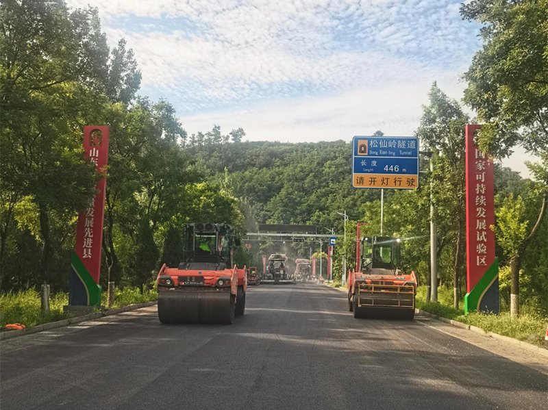 S231张台线松仙岭隧道全幅上面层摊铺
