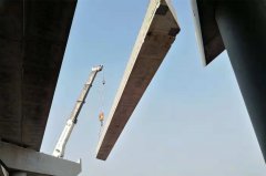 京沪高速公路莱芜至临沂段改扩建工程临沂段全线首片空心板梁成功架设
