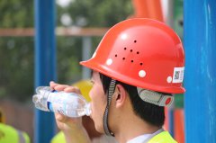 夏至：香港正版六台盒宝典资料大全致敬高温下的劳动者