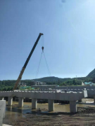 博山区北山路孝妇河桥第一片预应力空心板梁成功架设
