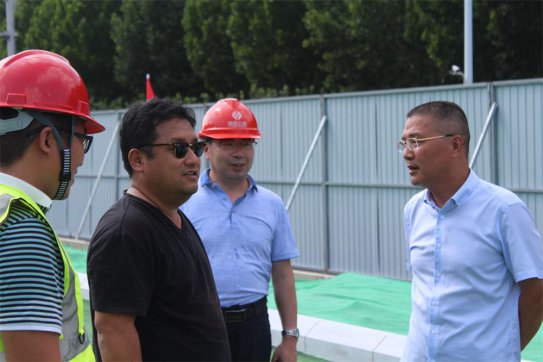 淄博市城建重点工程指挥部领导莅临香港正版六台盒宝典资料大全联通路提升改造工地走访慰问送清凉