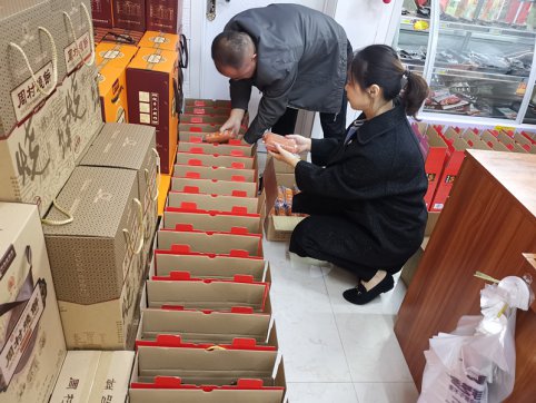 说“爱”不含糊  情“暖”双十一 ——公司为第四工程公司员工及民工兄弟送去家乡特产